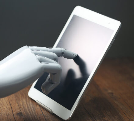 4 Pitfalls of Using AI Essay Writer & How to Avoid Them