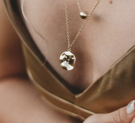 How to Choose Jewelry for Someone You Love