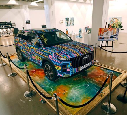 Ben Heine Transforms a Jaecoo 7 into a Futuristic Work of Art in Brussels